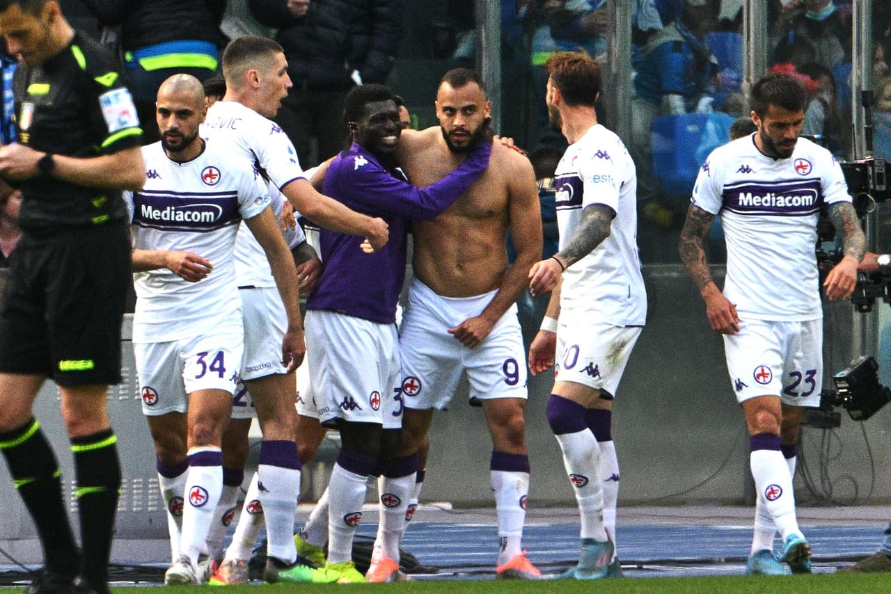 Napoli desperdició la oportunidad de tomar el liderato en Italia en la Serie A al perder en casa por 2-3 ante la Fiorentina; Hirving Lozano jugó en todo el segundo tiempo con poco aporte a la ofensiva.