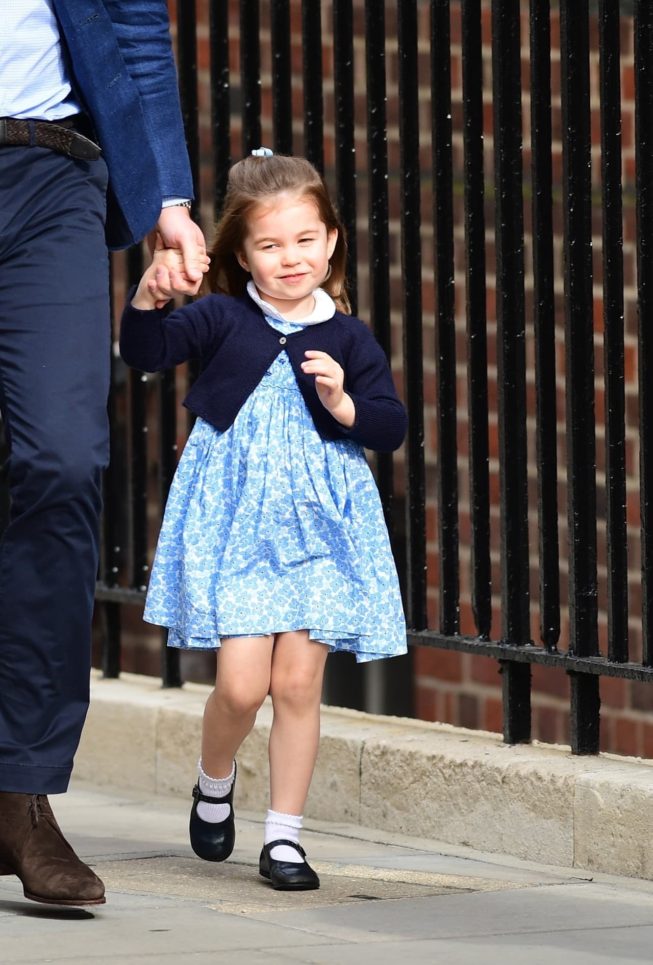 El mayor de la generación fue a conocer a su hermano con su uniforme del colegio, mientras que la princesa deslumbró con un vestido azul de la línea 
<b><a href="https://littlealicelondon.com/">Little Alice London</a></b>.