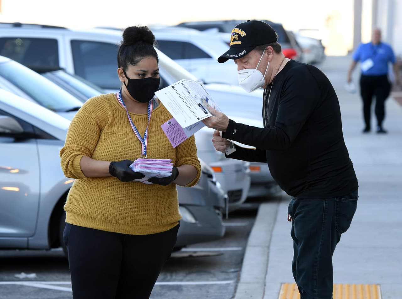 No se requerirá que los votantes de Texas usen mascarillas mientras votan luego de apelación  
