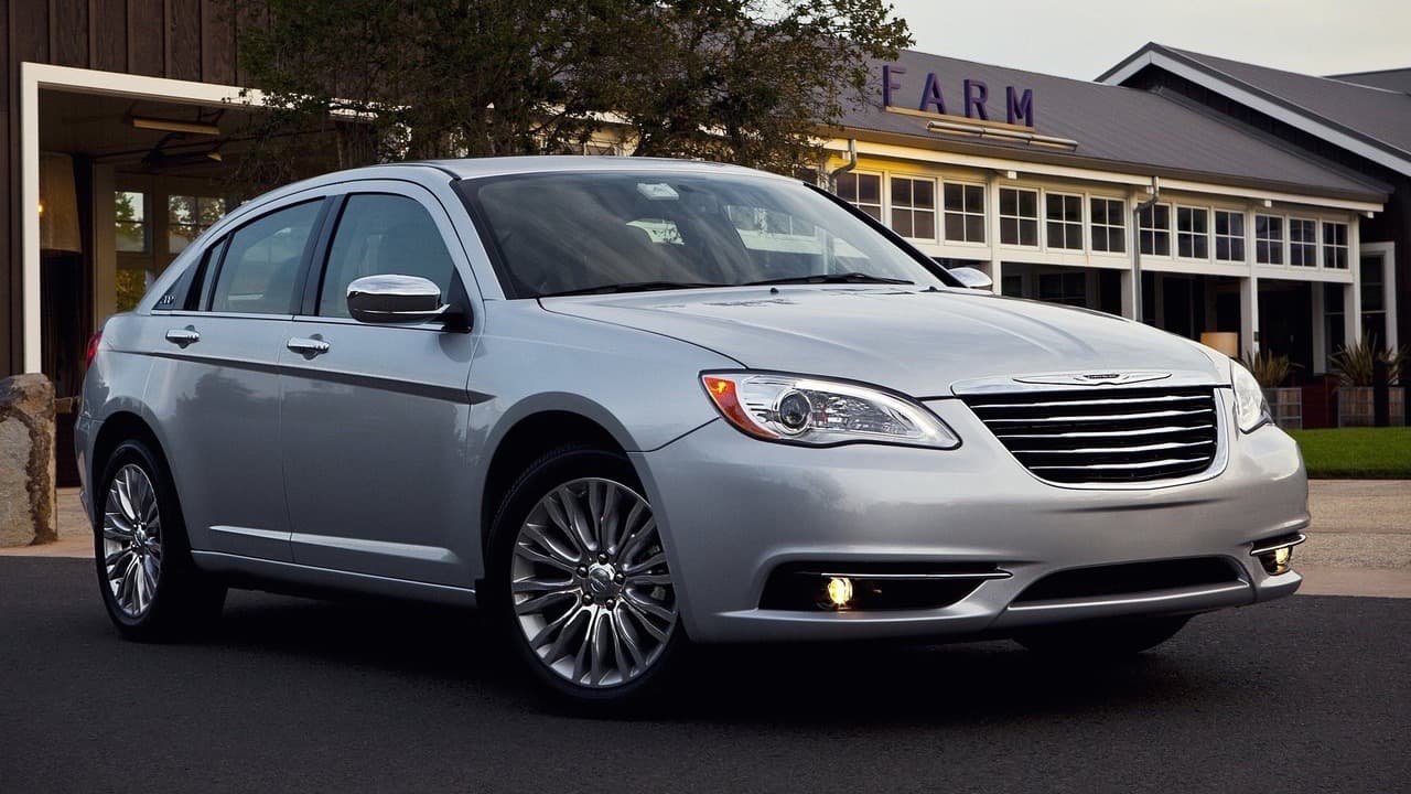 <b>13. Chrysler 200</b>: El sedán mediano de Chrysler presentó un índice de 
<b>67 conductores muertos</b> por cada millón de vehículos registrados. Chrysler presentó un 200 totalmente nuevo en 2015, el cual dejó de ser construido en diciembre de 2016.