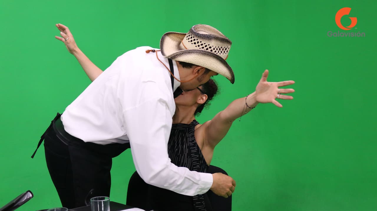 Después de varios ensayos Luis Manuel besó a la actriz de verdad. Si aún no has visto el nuevo webisodio puedes disfrutarlo 
<b>aquí</b>.
