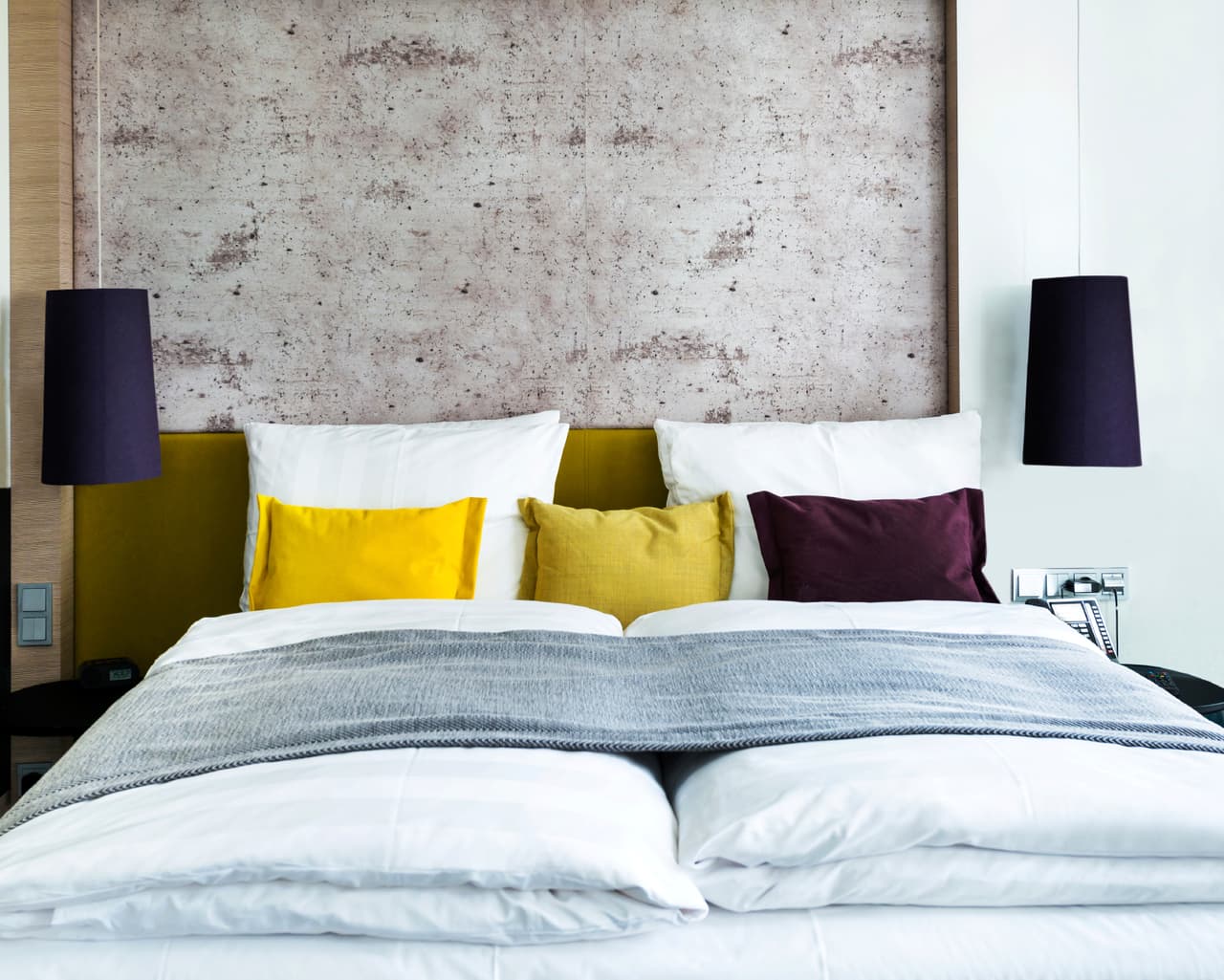 Una cama de lujo. Ten en cuenta que el colchón sea de buena calidad, que las sábanas y acolchado sean de tejidos nobles (los de 100% algodón son ideales) y que la cabecera de la cama complemente el estilo de la recámara, nos propuso Beth Dotolo, diseñadora de Pulp Design Studios.