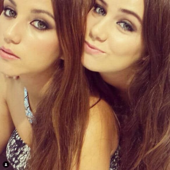 Claudia Salas es quien encarna a este personaje y en realidad tiene 27 años, por lo que es nueve años mayor de lo que dictamina el guion. Esta foto junto a su hermana es la más antigua y data del año 2014 (cuando tenía dos décadas de vida).