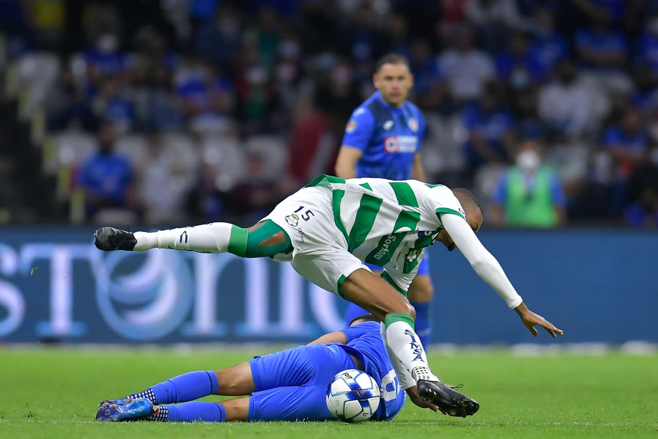 Santos gana su primer partido de la temporada a un Cruz Azul que una vez más no supo aguantar la ventaja en el marcador.