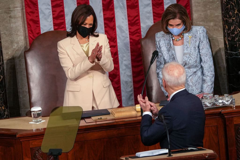 Una foto para la historia: las dos mujeres más poderosas de EEUU, Harris y Pelosi, flanqueando a Biden en el Congreso
