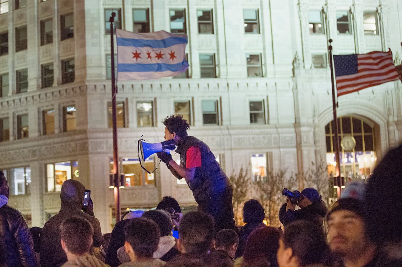 Imágenes del segundo día de protestas en Chicago por la muerte de Laquan McDonald. Se esperan más movilizaciones.