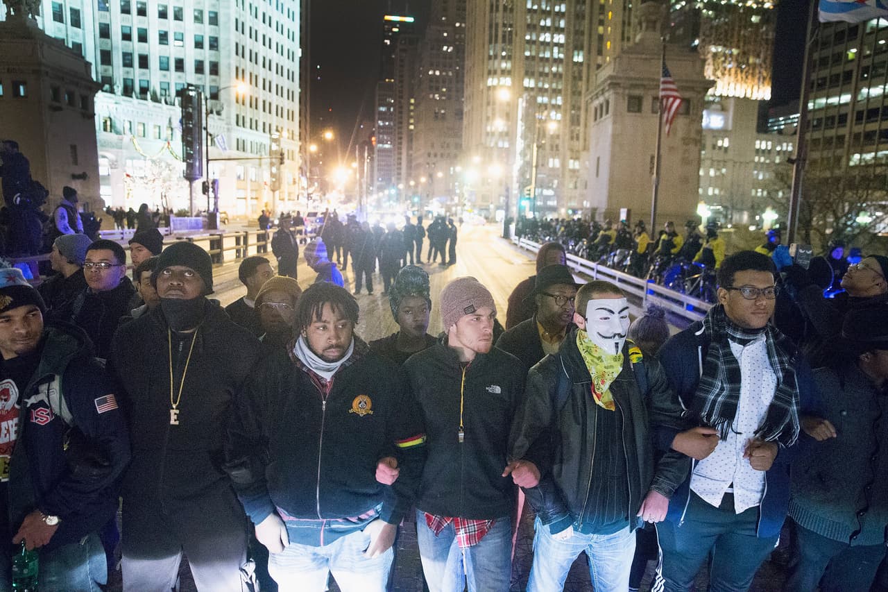Imágenes del segundo día de protestas en Chicago por la muerte de Laquan McDonald. Se esperan más movilizaciones.