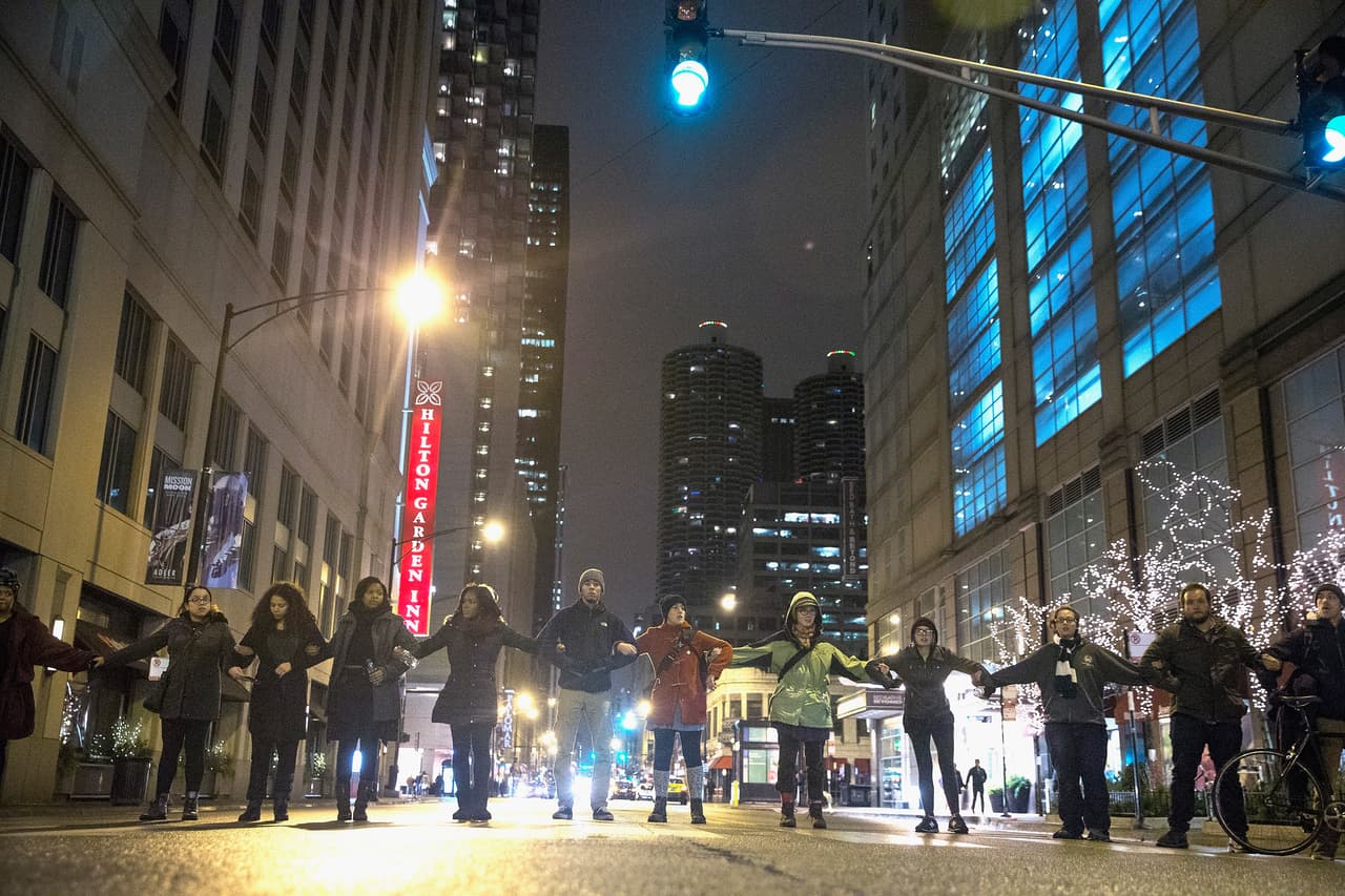 Imágenes del segundo día de protestas en Chicago por la muerte de Laquan McDonald. Se esperan más movilizaciones.