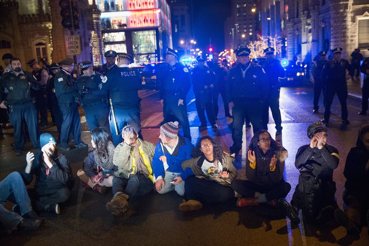 Imágenes del segundo día de protestas en Chicago por la muerte de Laquan McDonald. Se esperan más movilizaciones.