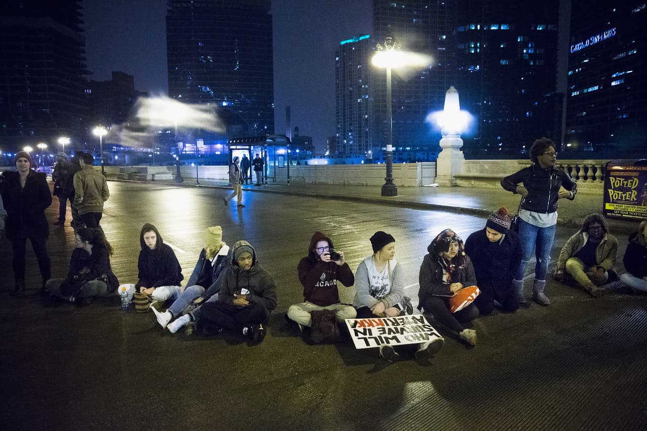 Imágenes del segundo día de protestas en Chicago por la muerte de Laquan McDonald. Se esperan más movilizaciones.