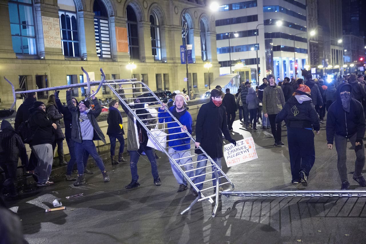 Imágenes del segundo día de protestas en Chicago por la muerte de Laquan McDonald. Se esperan más movilizaciones.