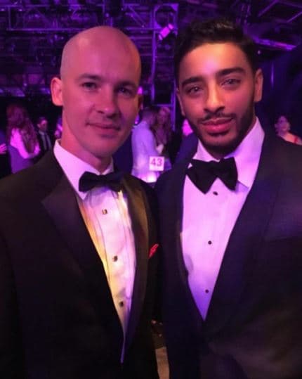 A los 17 años, siendo una adolescente (mira su foto como mujer 
<b><a href="http://www.dailymail.co.uk/femail/article-3484643/When-look-mirror-satisfied-Hunky-transgender-man-finds-success-male-model-just-two-years-started-taking-testosterone.html">aquí</a></b>), se declaró ante su familia como homosexual y tenía una novia, sin embargo, no se identificaba a sí misma como lesbiana.