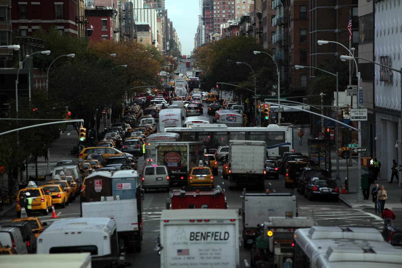Consejal quiere remover miles de carros de las calles de Nueva York