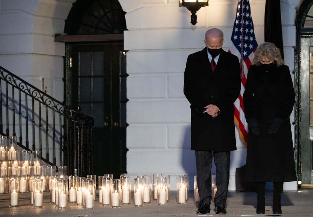 El presidente 
<b>Joe Biden</b> y su esposa, la doctora Jill Biden, guardan un momento de silencio durante la ceremonia realizada la tarde de este lunes en la Casa Blanca, poco después de que Estados Unidos rebasara el medio millón de muertos por 
<b>covid-19</b> 
<a href="https://www.univision.com/noticias/salud/medio-millon-de-muertes-coronavirus-eeuu" target="_blank">de acuerdo con datos de la Universidad Johns Hopkins</a>.