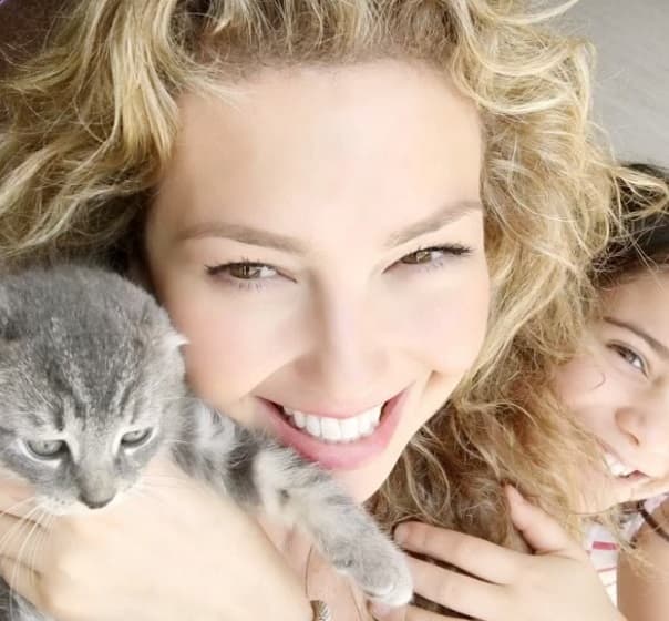La cantante Thalia ha invertido una buena suma en comprar su propia máscara led, que sirve para estimular la producción de colágeno, reducir el acné y mitigar la inflamación y congestión de la piel.