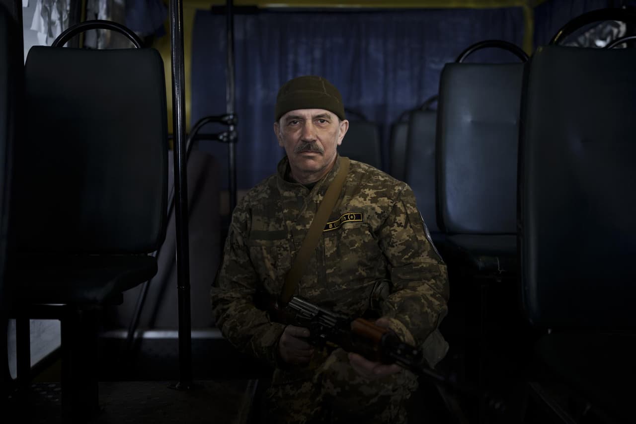 Yaroslav Ignatyuk, un ingeniero de radio de la aviación, dejó atrás a su esposa y dos hijas, 
<b>a quienes protegerá a toda costa como combatiente. </b>