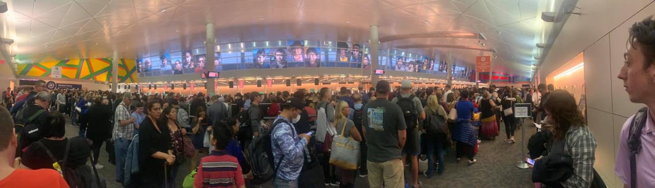 Foto publicada en redes sociales por la usuaria Amy Hehs sobre las filas en el aeropuerto DFW.