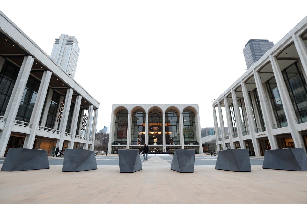 The Metropolitan Opera permanecerá cerrado hasta "el final del mes".
<br>
<br>"Sería irresponsable continuar teniendo actuaciones cuando claramente lo que se requiere es distanciamiento social", anunció Peter Gelb, gerente general de Metropolitan Opera.