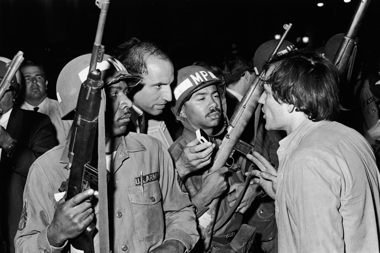 Un protestante se enfrenta a dos soldados de la Guardia Nacional durante la Convención Demócrata en 1968