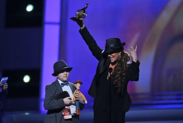 El 2011 fue el último año en el que Jenni se presentó en Premios Lo Nuestro. En esa edición fue reconocida otra vez como 'Mejor Artista Femenina del Año', un premio que recibió acompañada de su hijo menor, Johnny.
