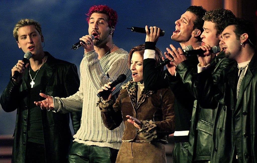 Gloria a la vanguardia desde siempre, cantando con los chicos de N'Sync en 1999, en un evento de beneficiencia de la Casa Blanca.