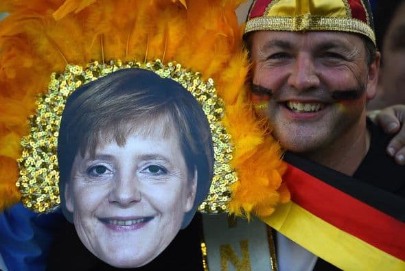 En la tribuna, otra vez, Angela Merkel, aunque en las manos de un aficionado alemán.