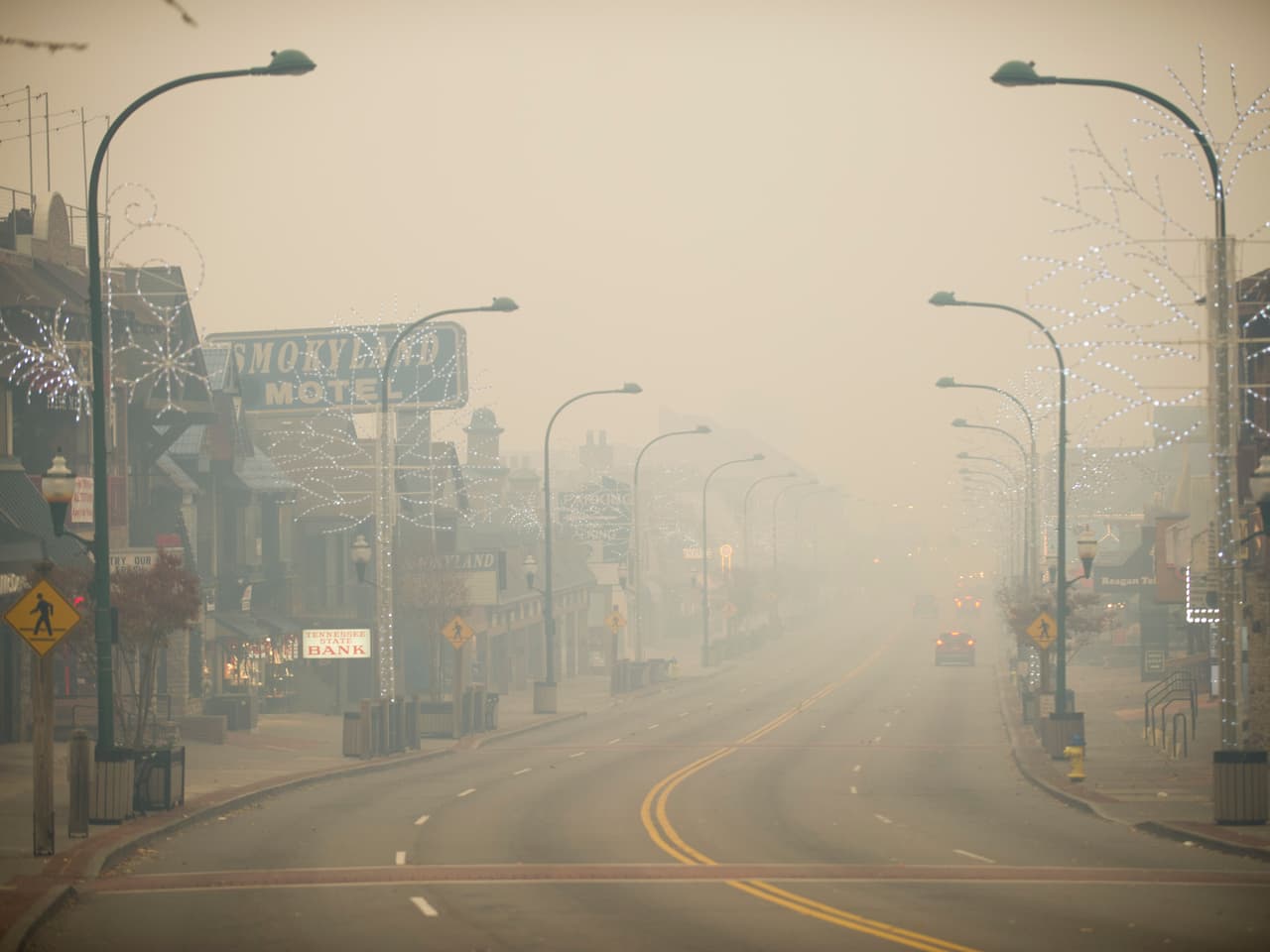 El centro de Gatlinburg, totalmente cubierto de humo.
<br>
