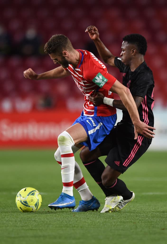 El Real Madid muestra su poderío y con los goles de Luka Modric, Rodrygo, Ávaro Odriozola y Karim Benzema, el Real Madrid golea 1-4 al Granada y aprietan al Atlético de Madrid en la pelea por el título de La Liga.