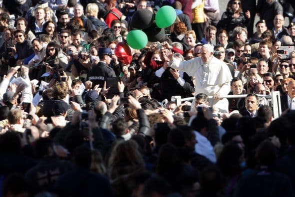 La inolvidable "Love is all around", banda sonora de la película "Cuatro bodas y un funeral", sonaba a todo volumen mientras los enamorados recibían un pequeño cojín blanco para las arras firmado por Francisco, como obsequio especial para su próxima boda. Parejas jóvenes en su mayoría, pero también algunos matrimonios maduros y consolidados se intercalaban en los asientos de la Plaza, en una celebración en la que, sobre todo, se enalteció el valor de las familias asentadas en la fe cristiana.