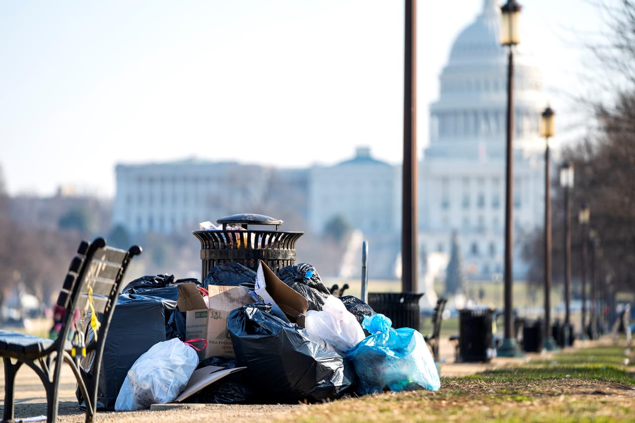 JJL01. WASHINGTON (ESTADOS UNIDOS), 26/12/2018.- Varias bolsas de basura se acumulan en una papelera durante el quinto día consecutivo del cierre parcial del Gobierno estadounidense en Washington D.C (Estados Unidos) hoy, 26 de diciembre de 2018. El cierre parcial de Gobierno alcanzó hoy su quinto día consecutivo, después de haber provocado fuertes caídas en los mercados y sin un acuerdo a la vista sobre los fondos que el presidente Donald Trump reclama para su muro con México.EFE/ Jim Lo Scalzo