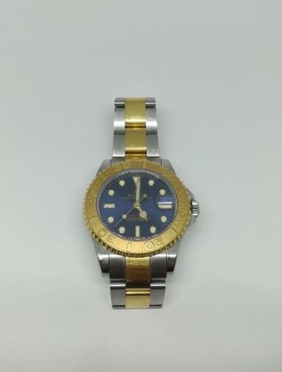 Entre los artículos de lujo que se rematarán está un reloj Rolex modelo Oyster Perpetual Date Yacht-Master, caratula color azul, caja en acero inoxidable con bisel en oro de 18k. Pulso en oro amarillo de 18k con un precio base de 51,000 pesos (2,674 dólares).
<br>