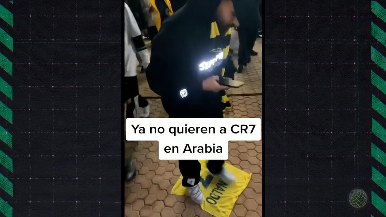 Camiseta de Cristiano Ronaldo es pisoteada por aficionados árabes 