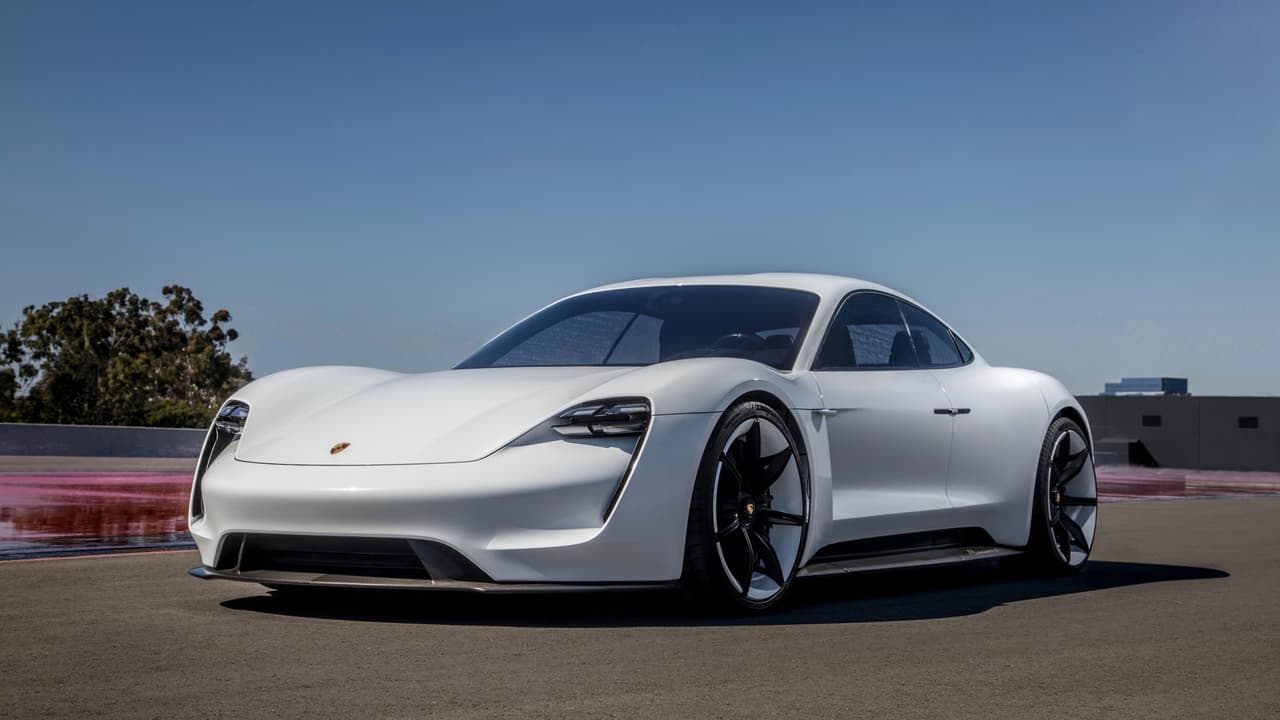 Uno de los elementos del concepto que definitivamente no pasará al modelo de producción del Porsche Mission E son sus 
<b>cámaras retrovisoras externas</b>, la cuales serán reemplazadas por espejos tradicionales, ya que sería imposible homologar el sistema para conformar las distintas legislaciones alrededor de todo el mundo.
