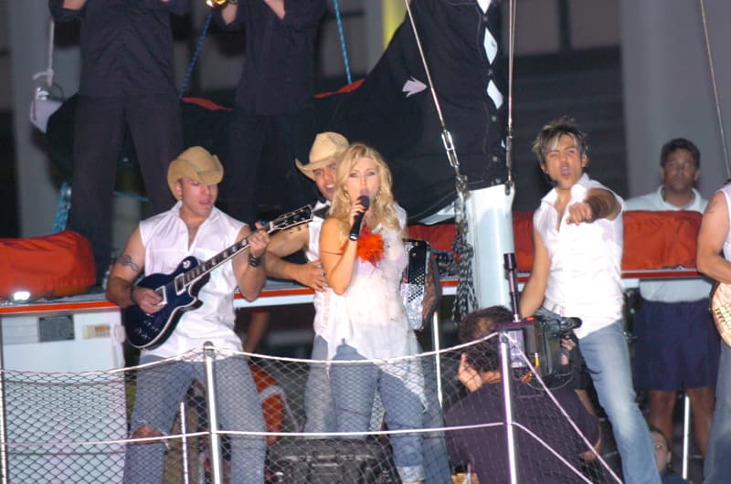 El 23 de septiembre de 2004 se llevó a cabo la primera entrega de Premios Juventud, una celebración a la cultura pop sin precedentes.