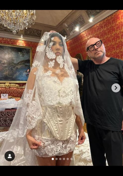El día de su boda, Kardashian completó el ajuar con unos guantes transparentes de tul que le llegaban hasta los codos. 
<br>