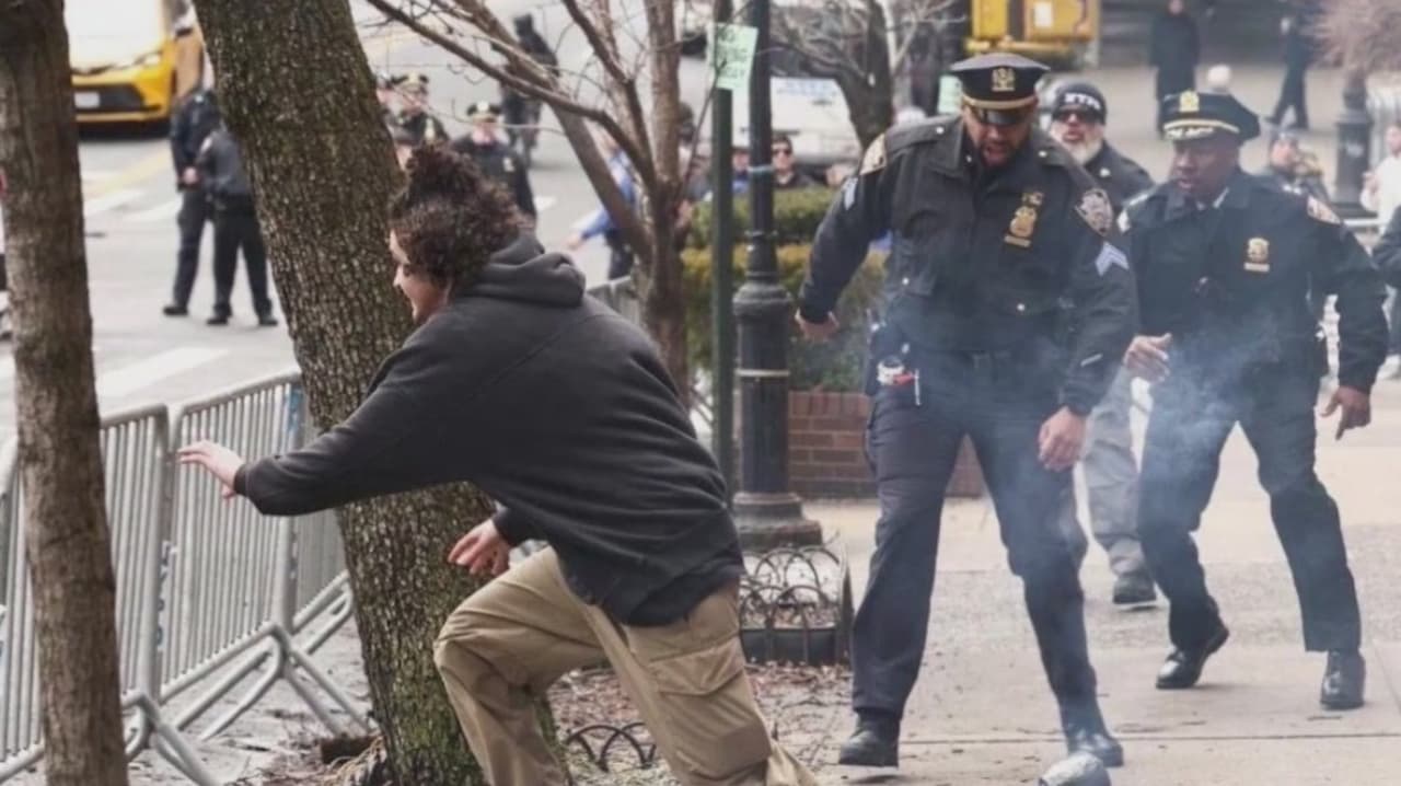 Arrestan a dos por explosivo casero arrojado cerca de Gracie Mansion