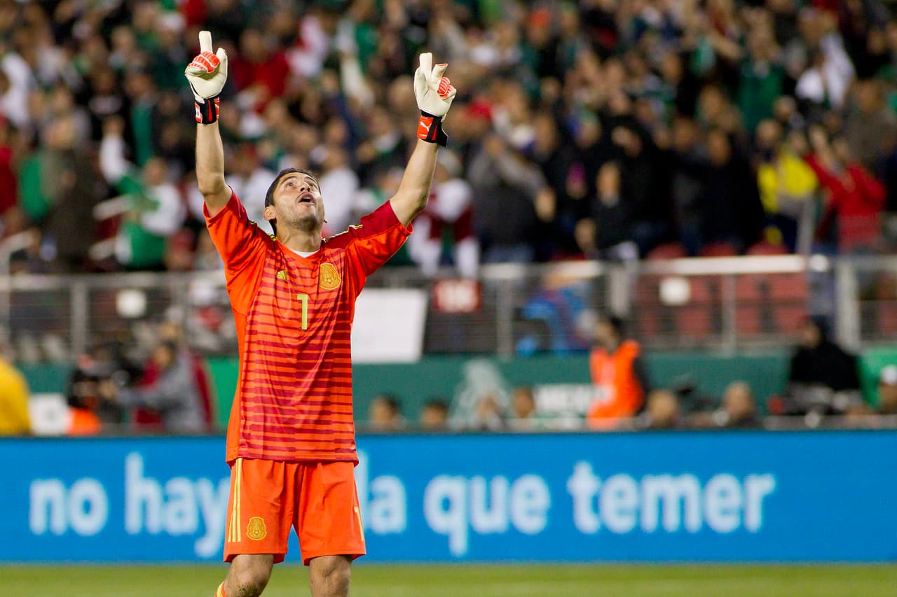 Jesús Corona (9): Gran actuación del portero azteca. En la primera parte evitó dos anotaciones de Islandia y fue determinante en el resultado.