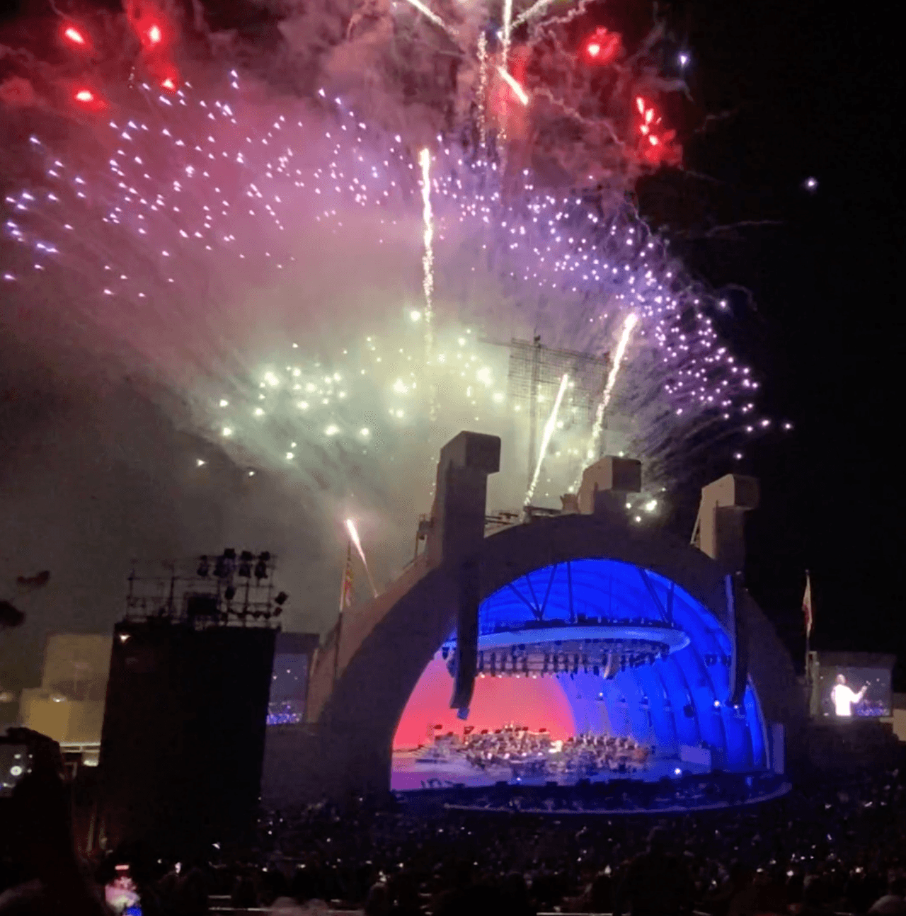 El cielo de Hollywood también vivió una noche de coloridas luces, retumbe de pólvora y música de la Orquesta Sinfónica de Los Ángeles.