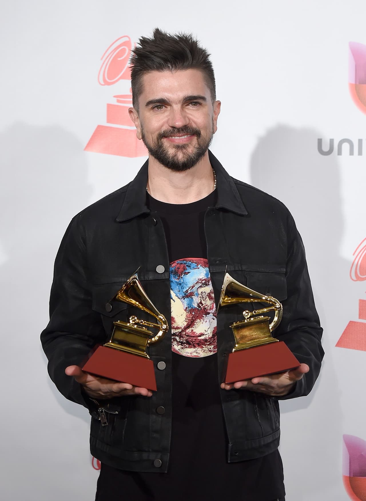 En 2017, quedó demostrado que Juanes es el rey de los Latin GRAMMY y es que en la última edición sumó dos gramófonos más estableciendo un récord difícil de igualar: 23 reconocimientos. En esta edición 19, el cantante está nominado en la categoría Mejor Video Musical Versión Corta por 'Pa dentro' y hoy sabremos sí sumará su galardón número 24.