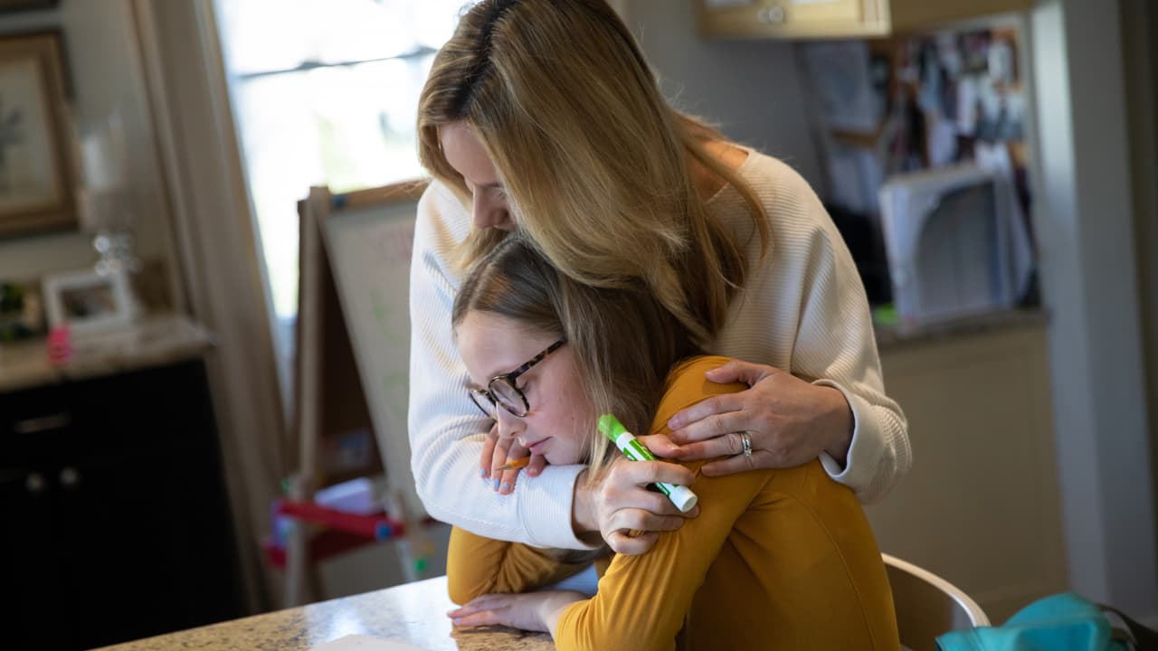 Según especialistas médicos de Cook Children’s, hay una serie de remedios caseros que, si bien no curan la enfermedad, sí ayudan a aliviar un poco lo síntomas a los que se puedan verse sometidos los pequeños que regresen de sus escuelas contagiados. Si estás en una situación similar, toma nota de los ingredientes.