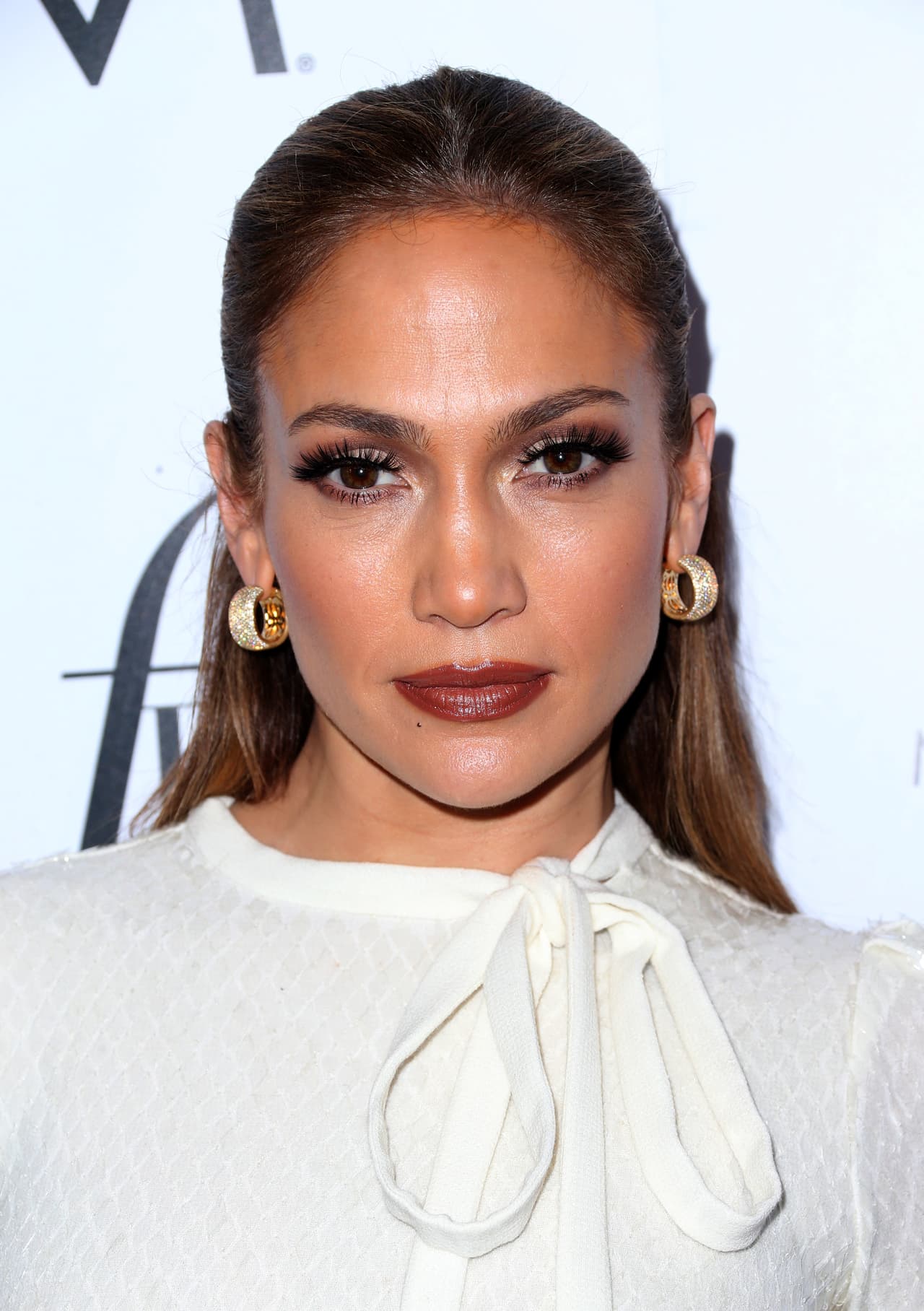 JLo tiene inclinación por los tonos cálidos, desde el nude hasta los labios de café intenso o los naranjas.