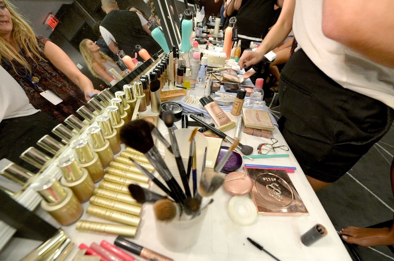 Los colores de esta temporada te sorprenderán, ya que además de los clásicos nudes, naranjas y rosas, esta temporada se agregan los colores muy brillantes y los cálidos.