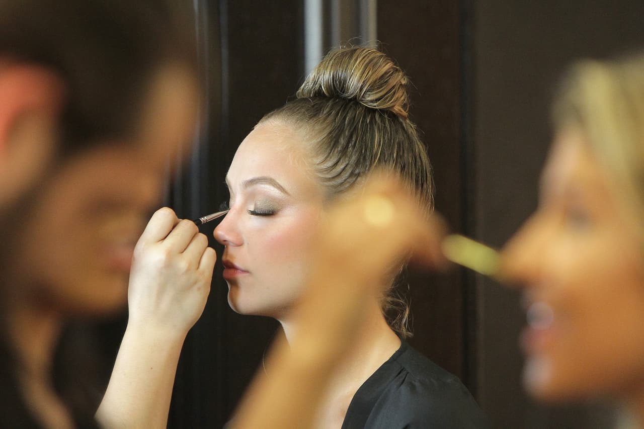 La forma correcta de aplicar las sombras es de afuera hacia adentro del cuenco de tu ojo, para darle la dimensión deseada.