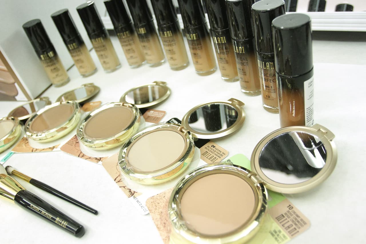 El rubor juega un lugar muy importante en el maquillaje de todos los días ya que puede ayudarte a atenuar y estilizar la forma de tu rostro.