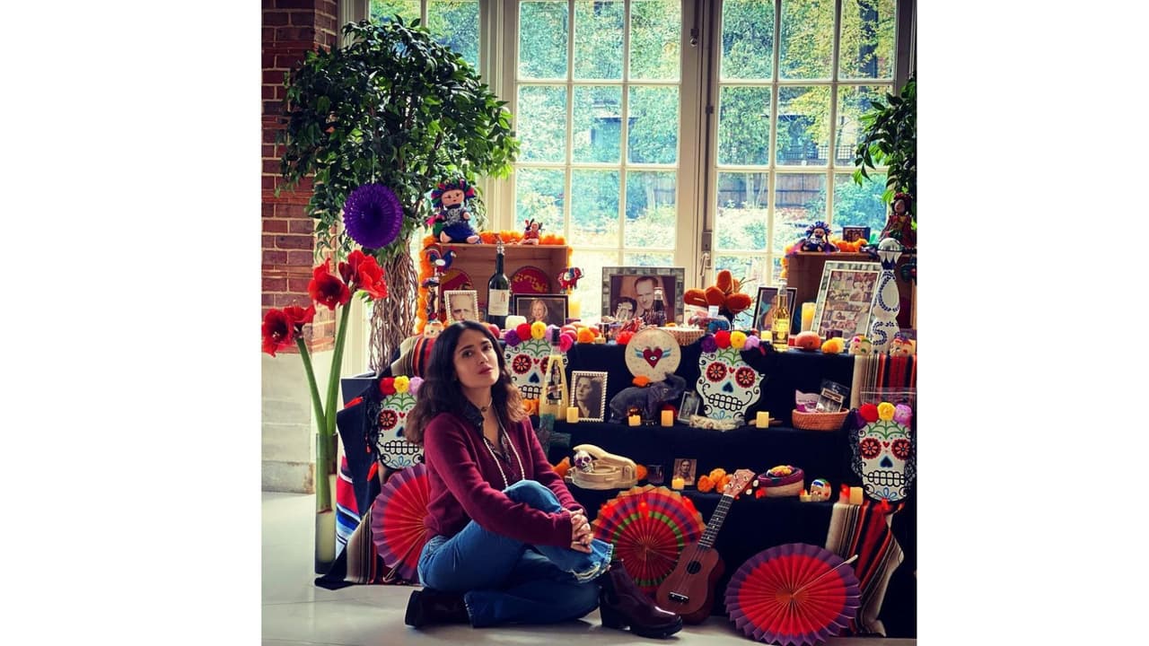 Salma Hayek posó junto al altar de muertos que puso en una de sus residencias.
