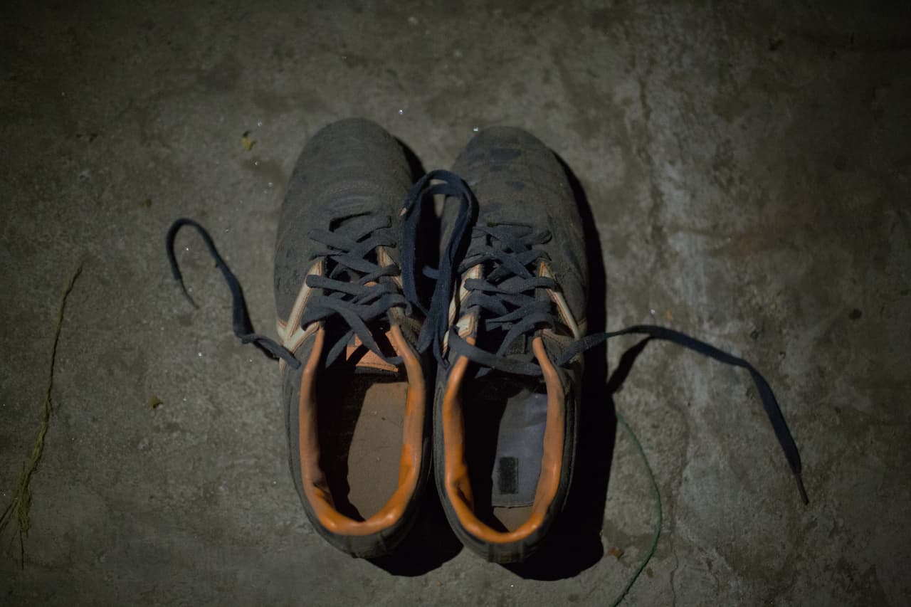 Los tacos de fútbol del nieto desaparecido. La familia sospecha que lo asesinaron y su cuerpo yace en el fondo de un pozo vecino.