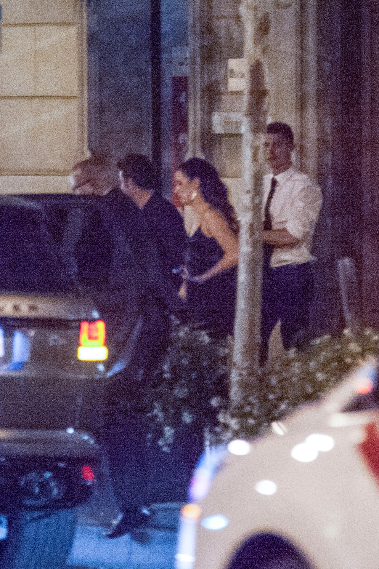 Su guapa acompañante usaba un vestidito muy sexy.