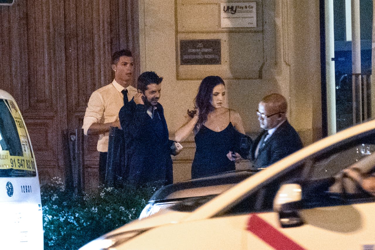 Así salieron a altas horas de la noche.