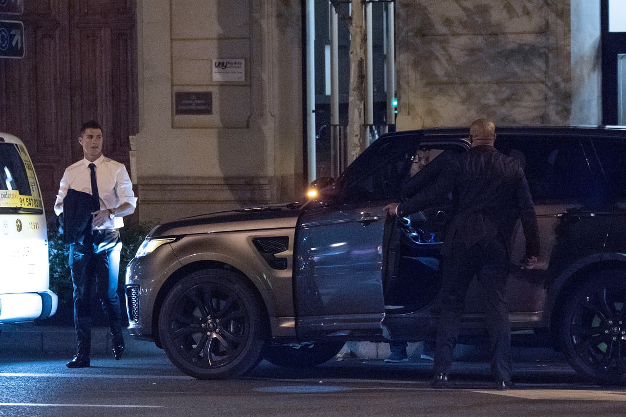 El futbolista subió a su camioneta.