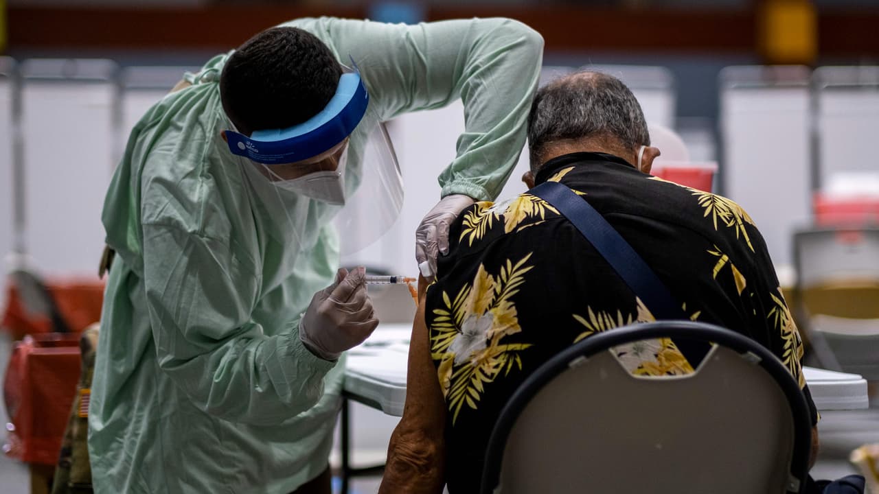 Intentó obtener un pasaporte covid-19 sin vacunarse y fue descubierto con un brazo falso de silicona antes de ser inyectado